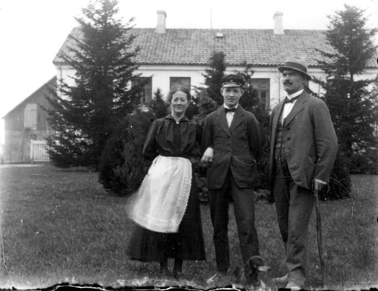 Detta är Neuhof (Nyhov). Föräldrarna Kerstin och Nils Persson flankerar sonen Lorentz Georg.