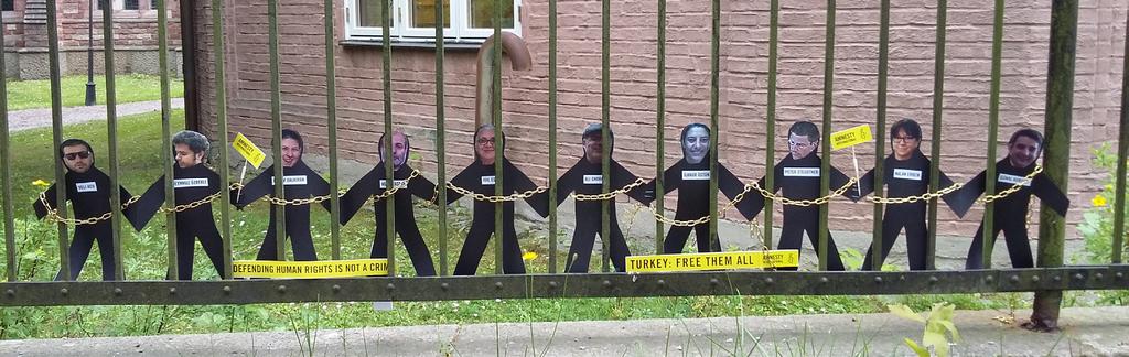 I FOKUS JUST NU SIDA 2 INSATS AUG 2017 Manifestation vid Turkiska ambassaden juli 2017 TURKIET, MÄNSKLIGA RÄTTIGHETER I FRITT FALL Amnesty International har under många år dokumenterat och uttryckt