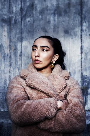 Burcu Sahin Burcu är poet, uppvuxen i Stockholm. Hon har studerat och sedan även undervisat på Biskops-Arnös författarskola. Hon är sedan 2013 del av litteraturkollektivet Ce(n)sur.