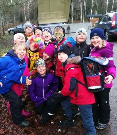 Vi blev avsläppta i skogen och efter att vi ätit en frukt började dagens spår. Vi gick patrullvis med våra dagrycksäckar med oss. Vår övriga packning kördes direkt till stugan.