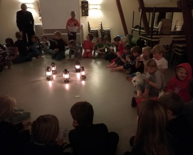 Axel spelade gitarr och vi sjöng, det blev en och annan gäsp mellan sångerna.. De flesta somnade ganska ovaggade...! Söndag Väckning med pepparkaka!