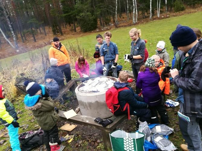 Vi borstade tänderna och fick ställa ut vår packning. Nu var det dags för ännu en dag ute. På med alla kläder, ruggit ute så vi letade reda på alla varma tröjor och gick ut.
