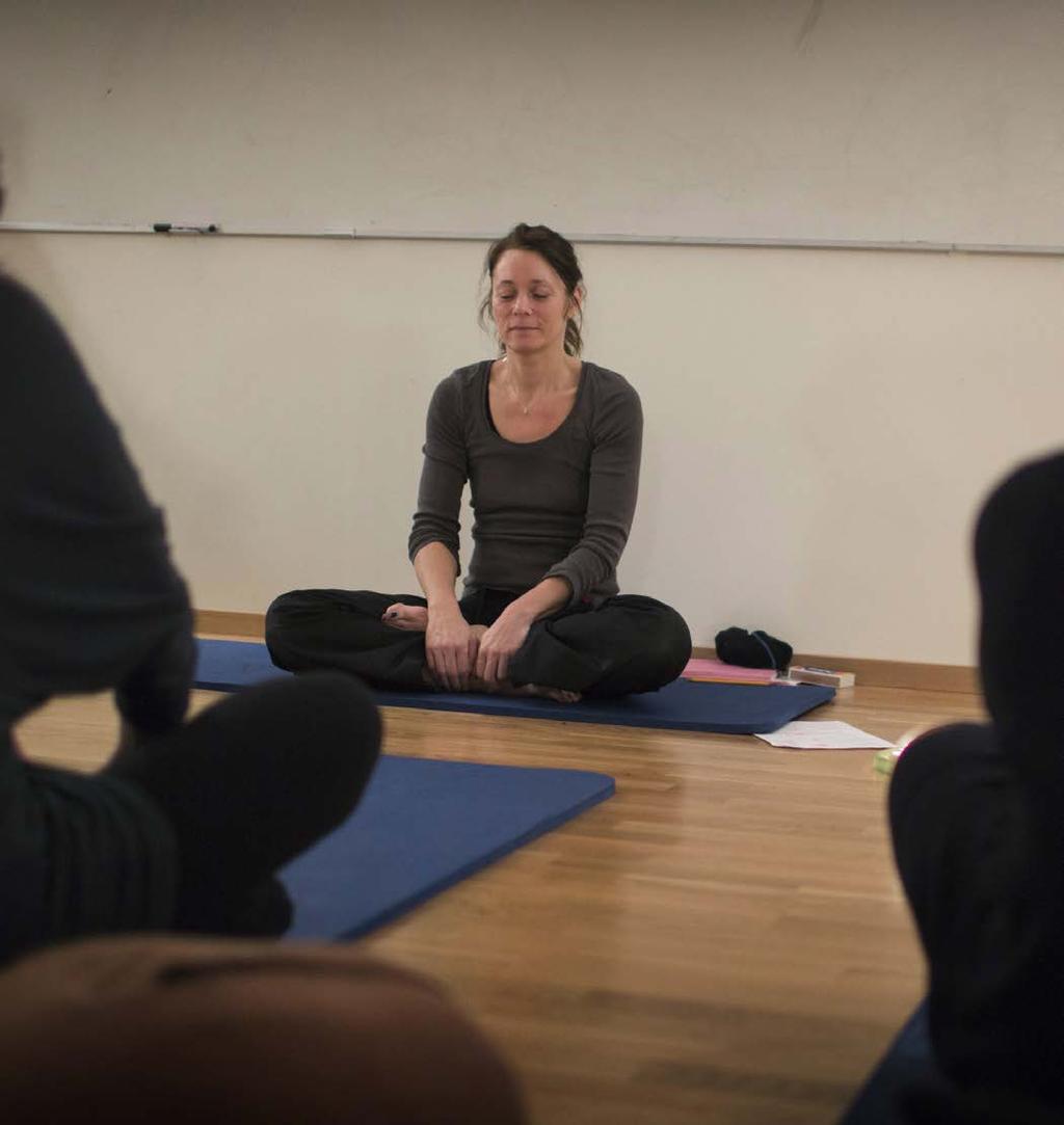 Yoga är en av många metoder som används på Röda Korsets behandlingscenter för krigsskadade och torterade.