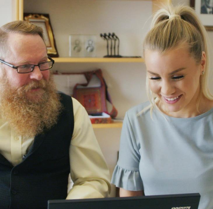 Bloggaren Therese Lindgrens praktik hos Hans Lindström på Röda Korsets familjeåterföreningsenhet var en del av en kampanj hösten 2017 där vår breda verksamhet presenterades.