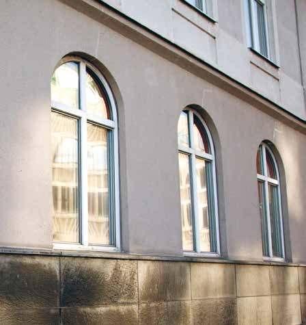 NORRA VALLGATAN 34 Fersen 10 8 På hörnet Norra Vallgatan och Prostgatan byggde järnhandlare Anders Svensson 1876 ett hyreshus med fantastisk utsikt över järnvägen och Öresund.
