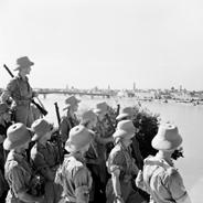 de delar upp Osmanska riket. Britterna har samtidigt lovat araberna självständighet efter kriget. Britten T.E. Lawrence organiserar arabiskt uppror på brittisk sida.