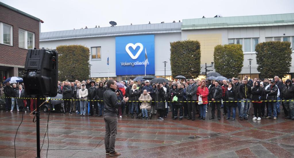 Oppositionsrådet Helmuth Petersén (SD) inledde manifestationen med att beskriva den kaotiska situationen som råder när det gäller "flyktingmottagningen" i Trelleborg.