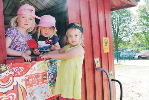Kilanda Marknad bjd som vanligt p mnga spnnande mten p Kristi himmelfrds dag och beskarna trotsade vdret. Alafors - Kilanda - Nol - Starrkrr - lvngen Sand, grus, singel, en kvinna strtar in p cafet. Lsgodis /hg - Alekuriren