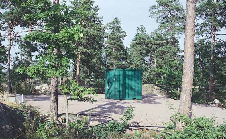 Figur 2-2. Borrplats med mätcontainer placerad över färdigt borrhål, i detta fallet med utrustning för långtidsmonitering av grundvattennivåer. växt- och djurlivet.