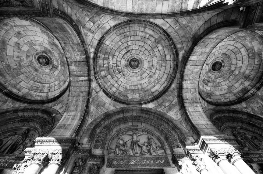 Sacré-Cœur Heliga hjärtat, är en romersk-katolsk basilika och välkänt landmärke i Paris. Basilikan ligger på Montmartre-kullen som är ett monument över de döda i fransk-tyska kriget.