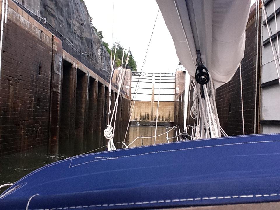 Vidare upp till Trollhättan dit man sista Med Jemmas ståtliga mast tar man sig biten fick ta sig med hjälp av Trollhätteinte under Göta Älvbron när den är slussarna som i fyra steg lyfte oss 32m.