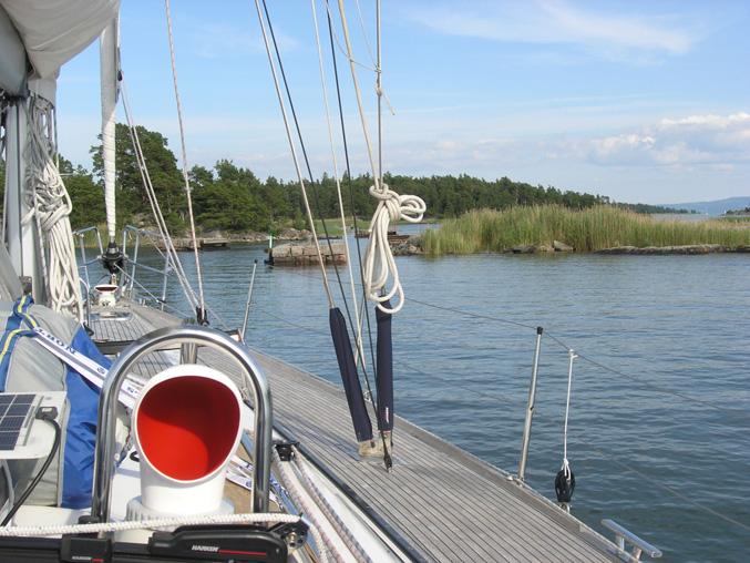 av lite och runda Läckö fyr på Tjuvholmarna och