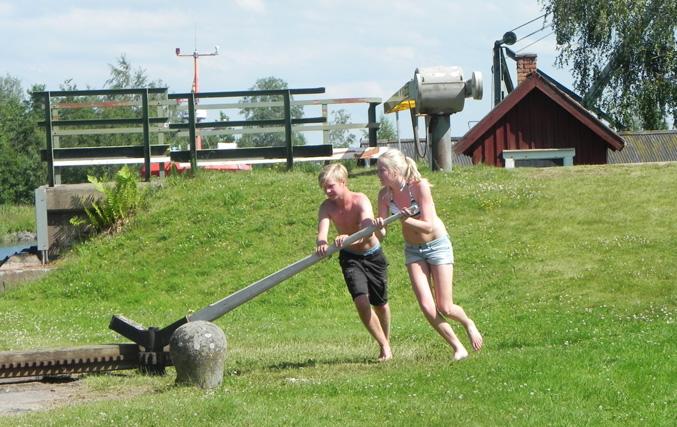 2011-06-30 Kl 09.00 börjar bro- och slusspersonalen så när det började klämta borta vid järnvägsbron så var det snabbt loss i land och vi puttrade ut från kajen i Lyrestad.