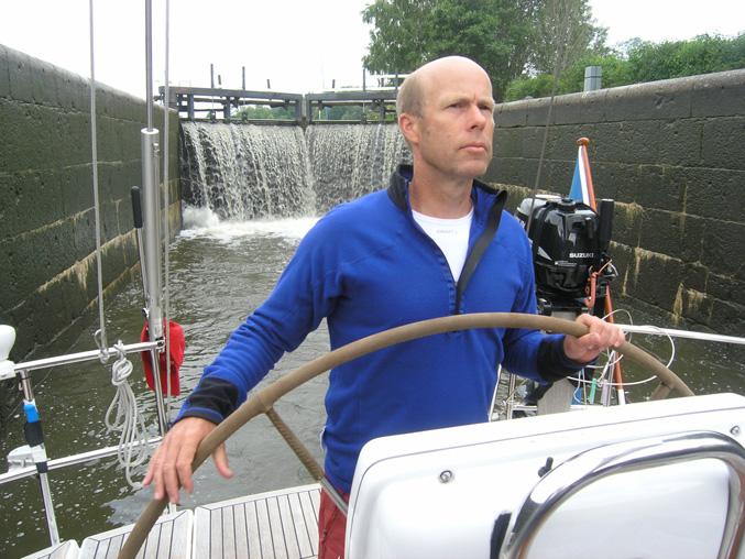 2011-07-03 Åter igen rask lossläggning vid första broöppning. Detta var bron för gamla E4an. Nya E4ans bro passerades strax efteråt och med sin fria höjd på 22 m så passade Jemmas 21.
