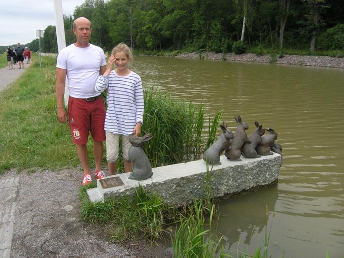 Efter Söderköping är 2011-07-03 det ytterligare en sluss innan man kom- Dags för den äldre generationen att mer till Mem där den sista slussen (eller vända hemåt.