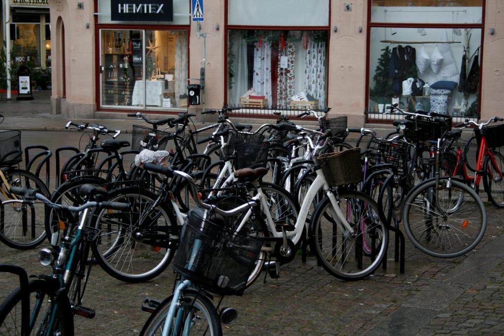 Arbeta aktivt för att knyta ihop cykelleder så att det är lättare att ta sig till sin målpunkt. För arbetande ska det finnas attraktiv cykelparkering inom acceptabelt gångavstånd.