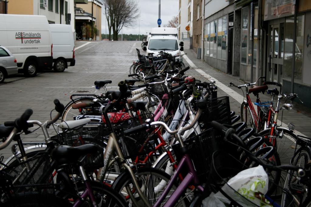 Kommunen ska föregå med gott exempel i parkeringsfrågan och aktivt använda sig av lösningar som minskar behovet av bilparkeringsplatser vid kommunala arbetsplatser.