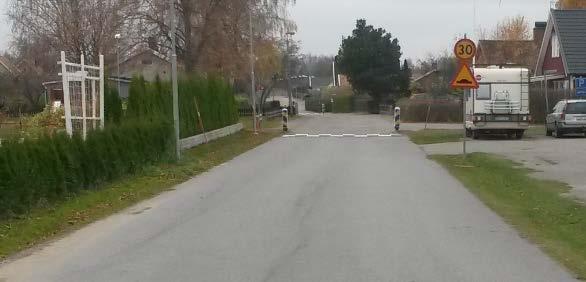I kvarteret mellan Ängsvägen och Idrottsvägen är körytan endast 5.5 meter bred men avståndet mellan fastighetsgränserna är cirka 7.4 meter.