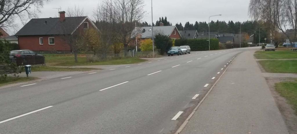 Väster om korsningen med Idrottsvägen finns en tre meter bred gång- och cykelväg längs vägens västra sida och en 2.5 meter bred gångbana längs den östra sidan.