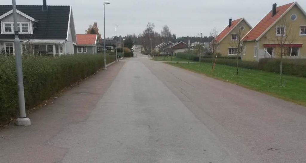 Mitt på parkvägen finns ett nybyggt villaområde och bebyggelsen kantar bägge sidor av vägen. Inga direktutfarter finns mot gatan, utan trafiken till villorna angör via tvärgator.