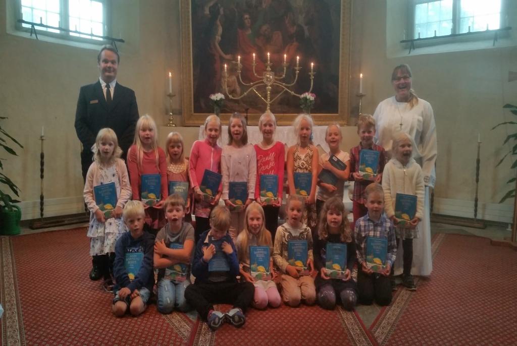 och ungdomsledare Johanna Häggblom Barnens bibel till varje barn och församlingsvärd Markus Linnanlehto
