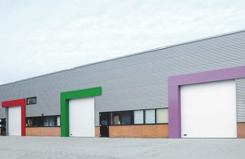 INDUSTRI I TAKSKJUTPORTAR C-SW40 med fingerklämskydd som standard I standardutförande har panelens utsida ytstruktur stucco med