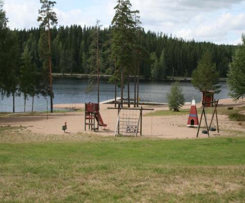 Ölsjöbadet, turism Ölsjöbadet i Ramsberg anses av många vara Lindesbergs kommuns finaste badplats. En naturskön plats med en inbjudande långsluttande sandstrand mot Ölsjön med klart fint vatten.