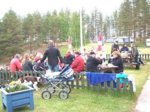 Hit kommer också ett antal svenska och utländska turister för att utnyttja möjligheten till camping, fiske och vistelse i naturen.