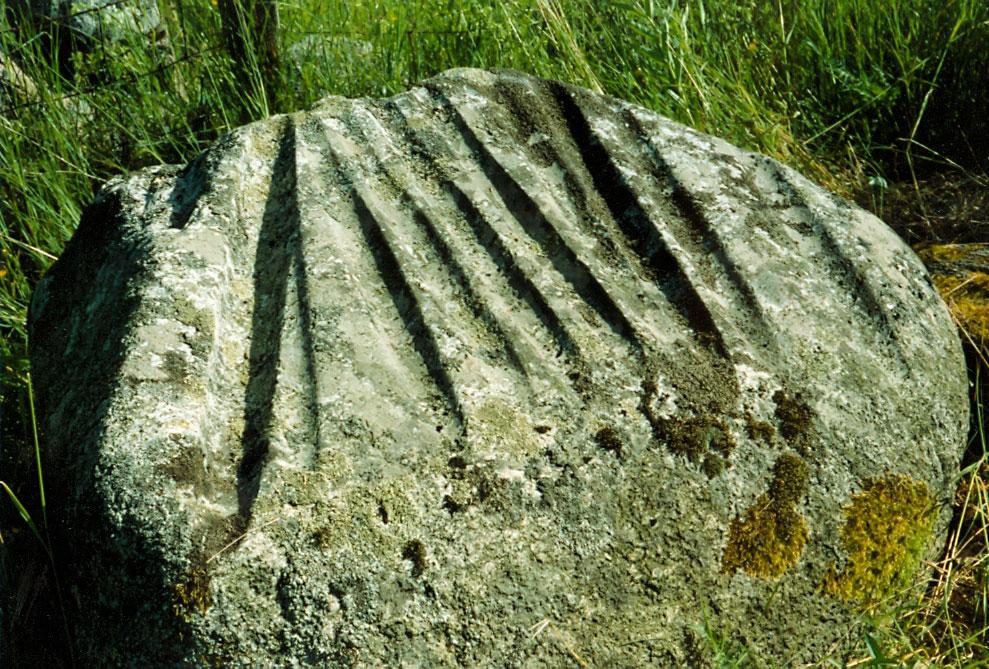 - Då har man hävdat att anledningen skulle ha att göra med t.ex. Gotlands geologiska uppbyggnad. Gotland har en nord-sydlig eller nordost-sydväslig utsträckning.