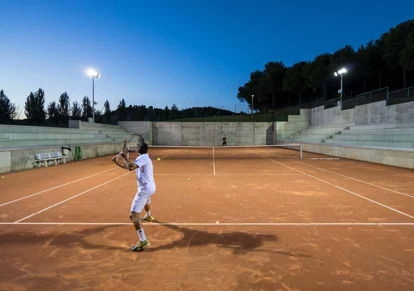 Belysning för tennisbanor utomhus Vid belysning av en tennisbana är det viktigt att skapa goda synbetingelser för spelare och åskådare.