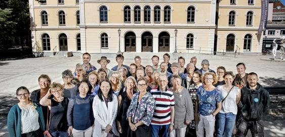 Örebro länsteaters personal och styrelse. Foto: Pavel Koubek Allt stort som sker i världen DET ÄR EN OROLIG TID vi lever i och förunderligt föränderlig.