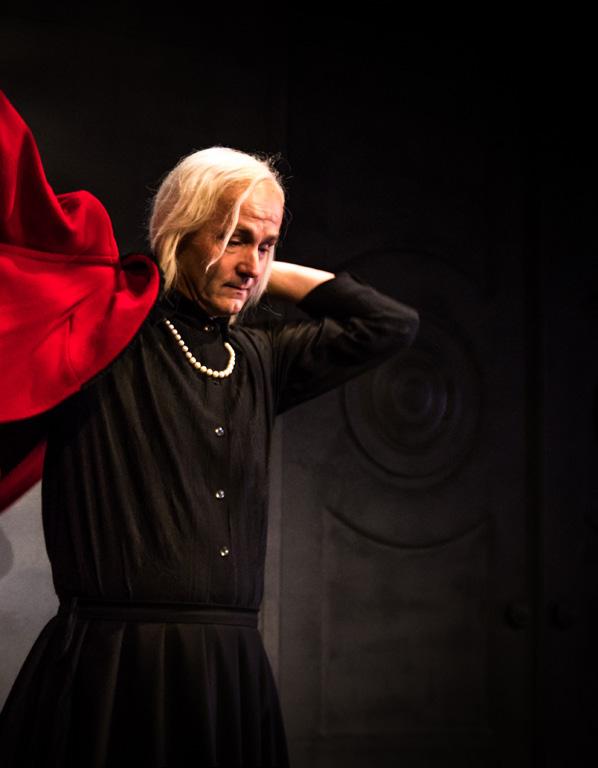 ABONNERA PÅ KÄNSLOR Foto: Daniel Andersson MED ETT ABONNEMANG 2018/2019 FÅR DU: Teaterbesök som blir av boka dina teaterkvällar i god tid Alltid bästa pris på biljetterna De bästa platserna i