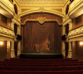 UPPLEV MER VI ÖPPNAR TEATERN. Det är enkelt och roligt att få en titt bakom våra kulisser, lära känna oss och delta i det konstnärliga samtalet.