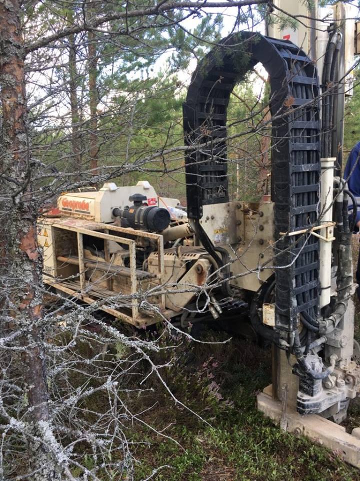 Figur 6. Geooprobeutrustning som användes vid dynamiska grundvattenprovtagning (till vänster) och uppställning för dynamisk grundvattenprovtagning på höjdryggen (till höger).