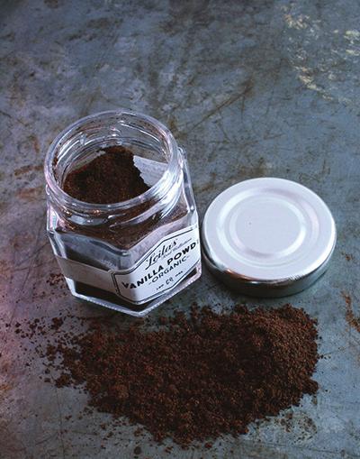 Pris: 85:- Leilas Vanilla Powder Organic Art nr: VP100 13 g, från 6,5 st vaniljstänger Ett äkta ekologiskt vaniljpulver som endast