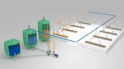 ut till boxarna via ett rörsystem som består av 50 millimeter PVC rör och utfodras till grisarna via nedsläppsrör. Ventiler styr utfodringen till boxarna och varje nedsläppsrör styrs av en ventil.