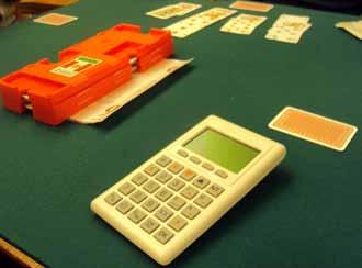 andra spelarna gör. Man spelar parvis och mot ett annat par. Ett spel räcker ca tio minuter och efter tre spel byter man bord. Korten finns färdigt blandade och utdelade i röda spelbrickor.