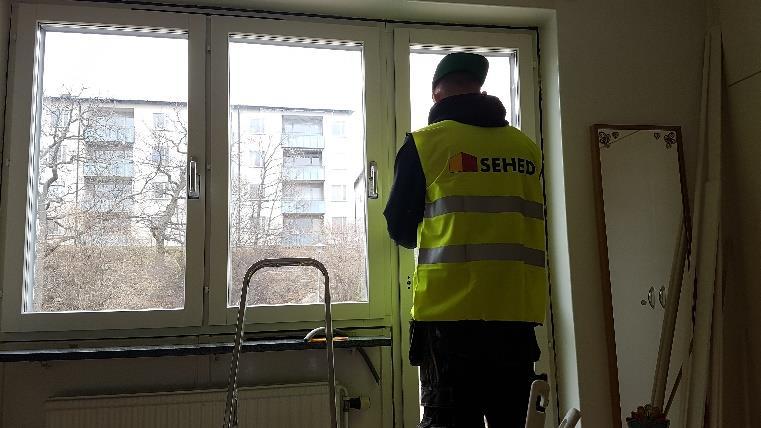 Först täcker vi golv och arbetsyta, sen plockar vi ut de befintliga fönstren därefter lyfter vi in de nya fönsterkarmarna på sin plats.