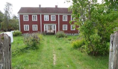 En annan av byns tre gårdar med bevarad parstuga och