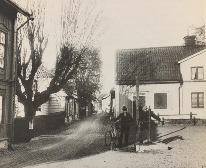 Tornflöjeln visar en bild av Sigtunas sigill och under detta står både årtalet 1664 och 1720 intill varandra.