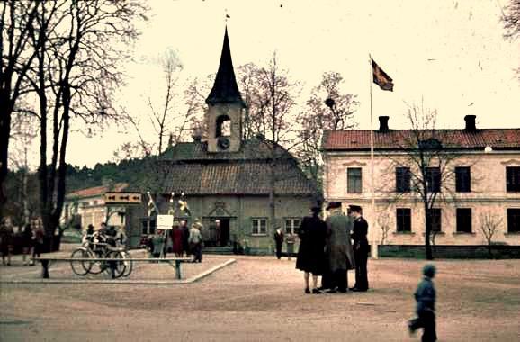 I princip finns inget kvar av den tidiga 1700-tals bebyggelsen i Sigtuna. Torget var sannolikt mindre och omgivet av låga hus, några borgargårdar, fähus, täppor och humlegårdar (Redelius 1987:3).