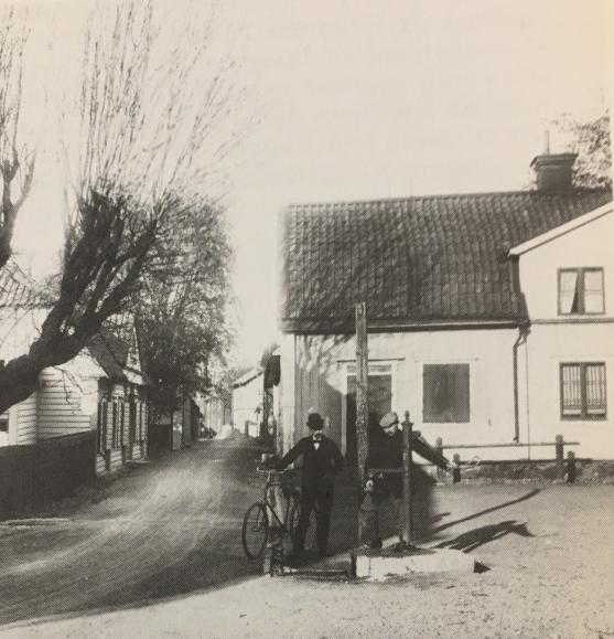 Som kan ses i figur 27 så kan hörnorna på syllstensgrunderna ha större stenar i hörnorna, vilket också visar på att detta skulle kunna vara en syllstensgrund till tidigmedeltida hus.