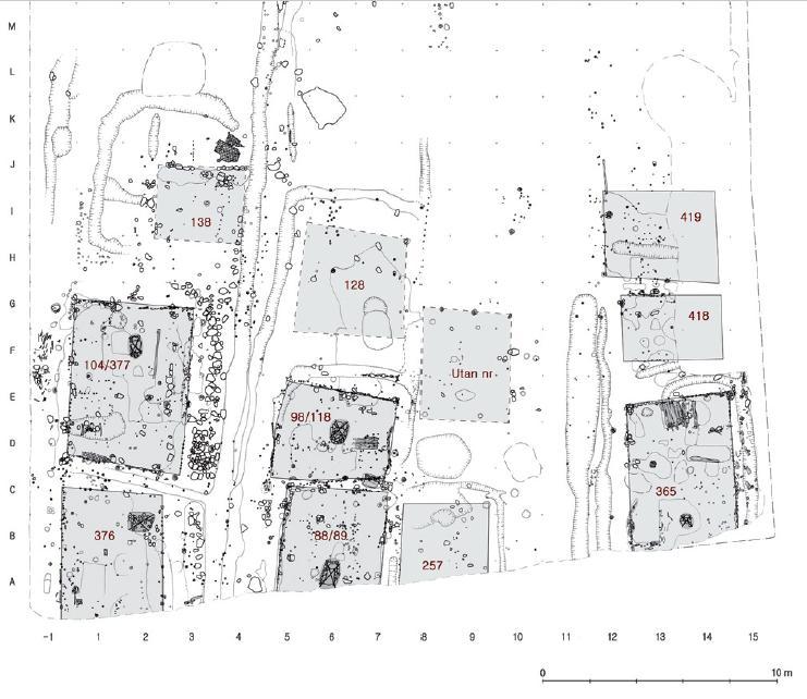 20 m långa tomterna försvinner delvis in under Stora Gatan. Två till tre bostadshus/mitthärdshus hittades, de flesta med härdar (Wikström et al. 2011:35 och där anförd litteratur).