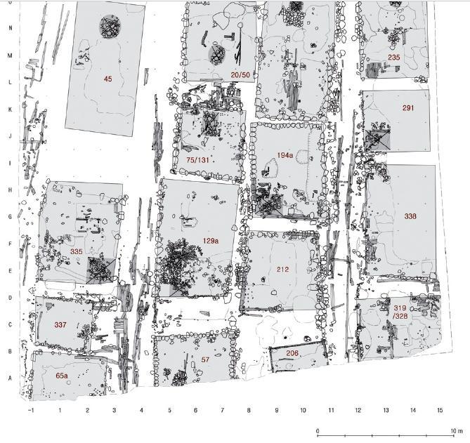 längre in på tomterna finns bostadshusen (Wikström et al. 2011:24 och där anförd litteratur).