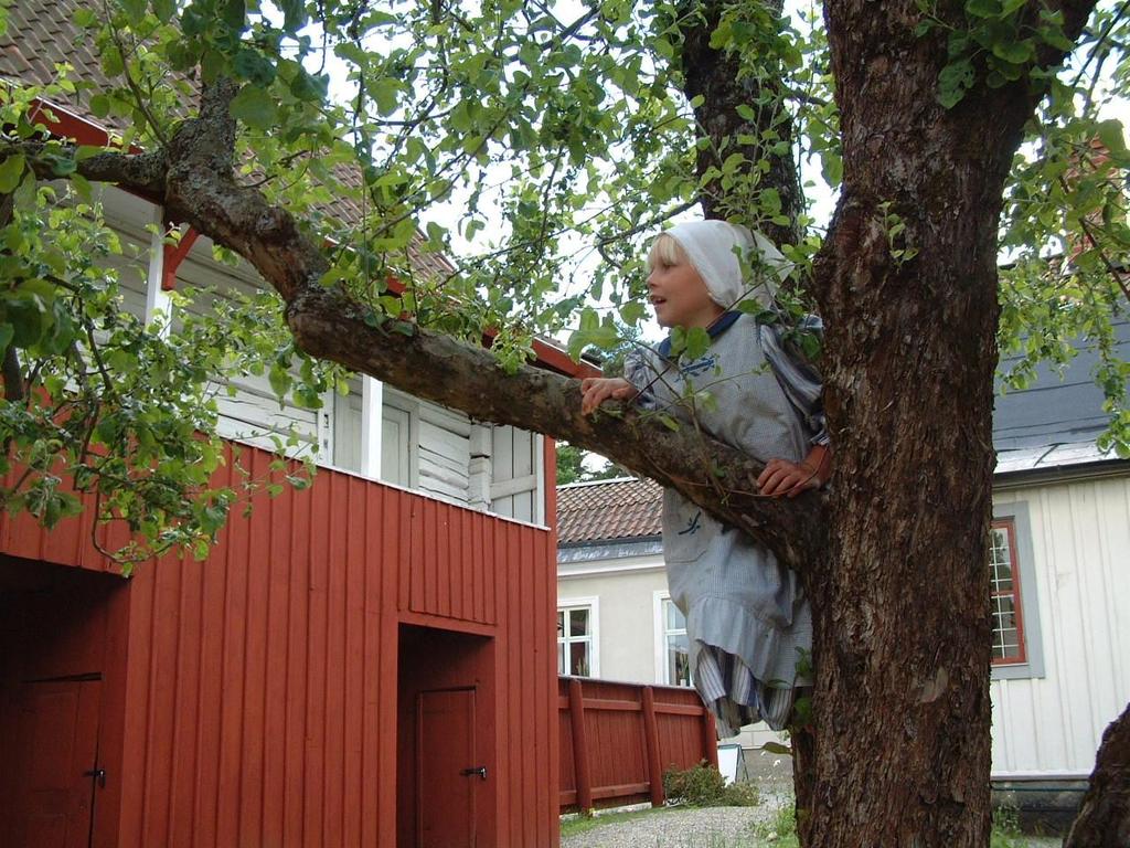 Barn i stan en tidsresa Åldersgrupp: förskoleklass och år 1 Maxantal: 12 Tid: 24 augusti 2 september, tisdag torsdag 10.00 Längd: cirka 2 timmar Tillgänglighet: Ej anpassat.