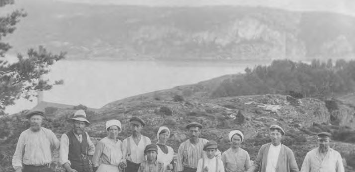 Skogsplantering i Munkedal 1918. Carl står som nummer fyra från vänster med Märta som nummer fem.. Märta började nu på allvar etablera sig som ambulerande kokerska.