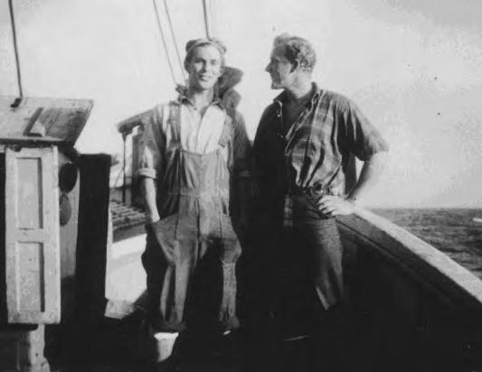 Två stenhuggarättlingar som gick till sjöss. Carl-Axel Friberg t.h. och Reine Bengtsson. Carl-Axel berättar vidare om sin bardom och uppväxt i en stenhuggarfamilj från tiden kring 1929-1935.