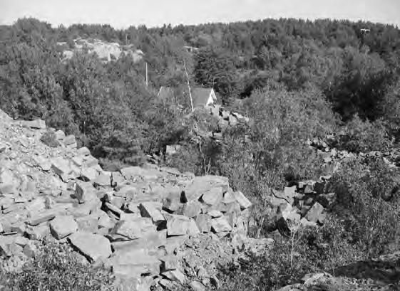 Position 26 Kärraby, Hamnegård. Här har stenbrytning förekommit i storbrottsdrift och brottet är beläget strax väster om gården Hamnegård och tätt intill vägen till Hakeröd.