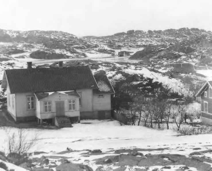 Beslut om att inreda vinden till vaktmästarbostad 9 juli 1910. Beslut om att bygga en veranda på stenpelare 14 okt. 1911. I samma protokoll beslutades om att anskaffa bättre belysning, oljelampor.