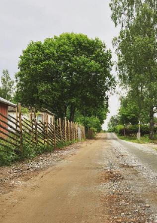 Grävning på tomt För att kunna nyttja alla fördelar som fiber innebär, måste den grävs ned i marken på din tomt och installeras på insidan av din husvägg.